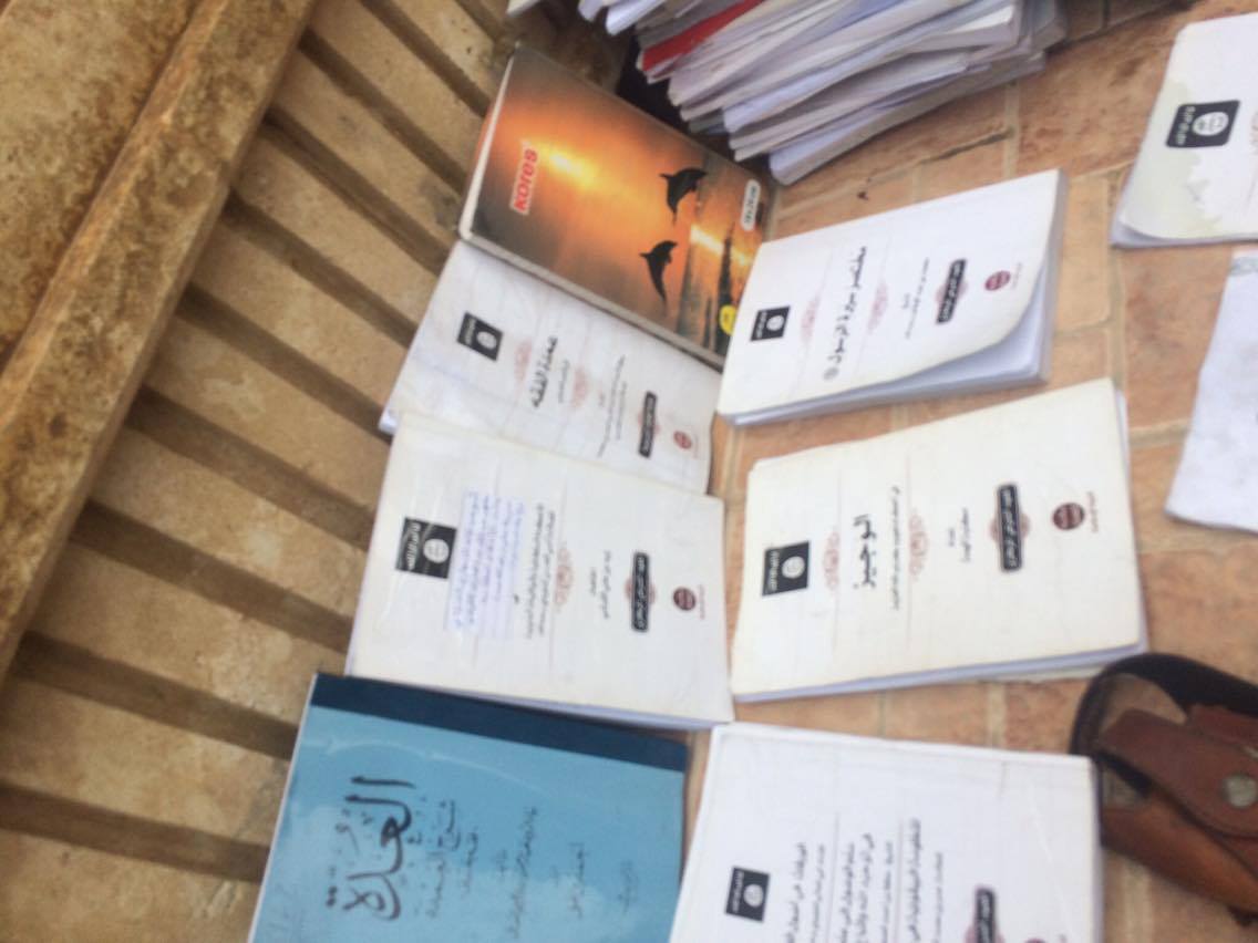 به‌ وێنه‌.. له‌ كارگه‌يه‌كى درووستكردنى چه‌كى داعشدا قوتوى بيره‌ و وێسكى دۆزرايه‌وه‌